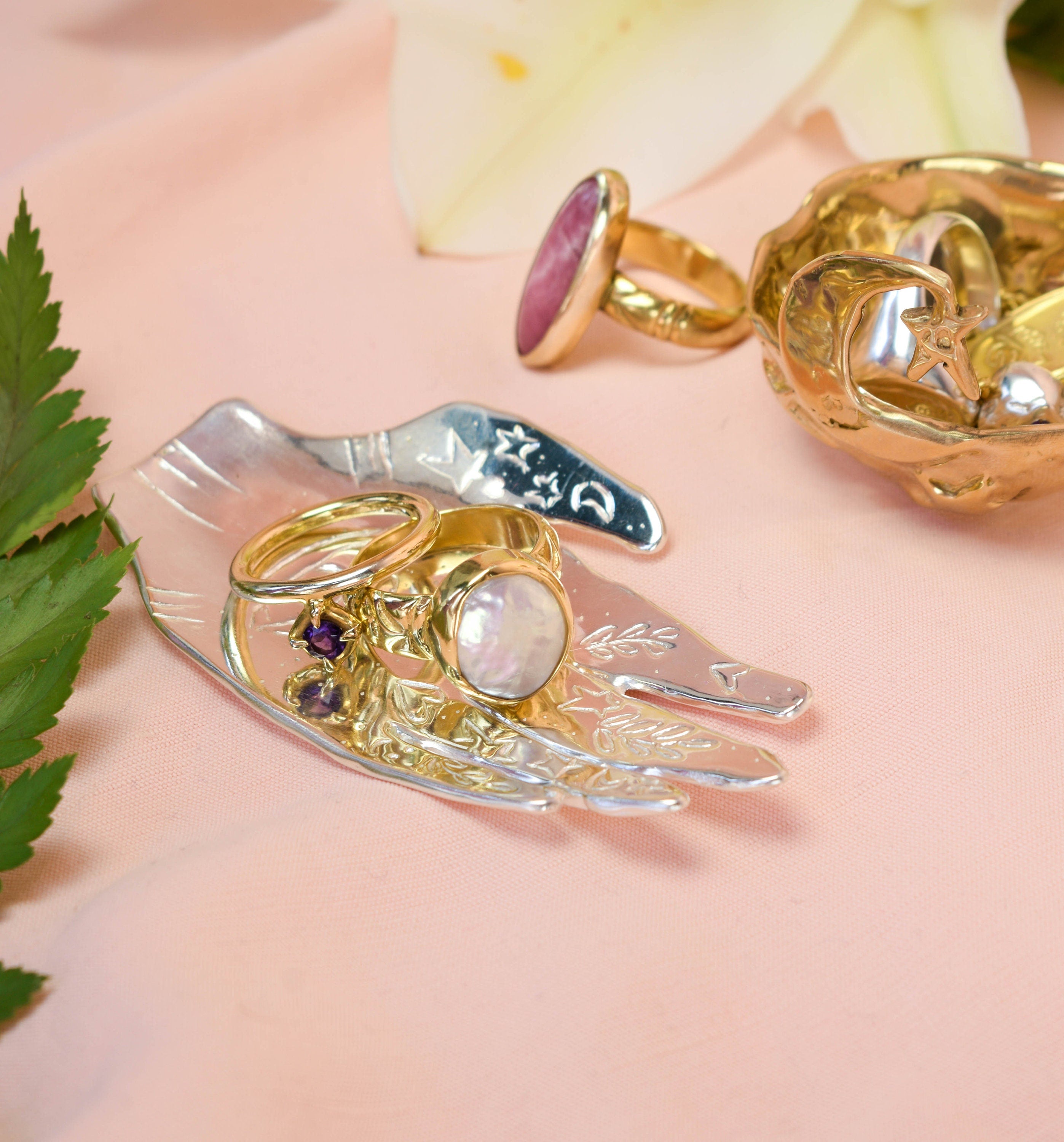 Hand catchall dish