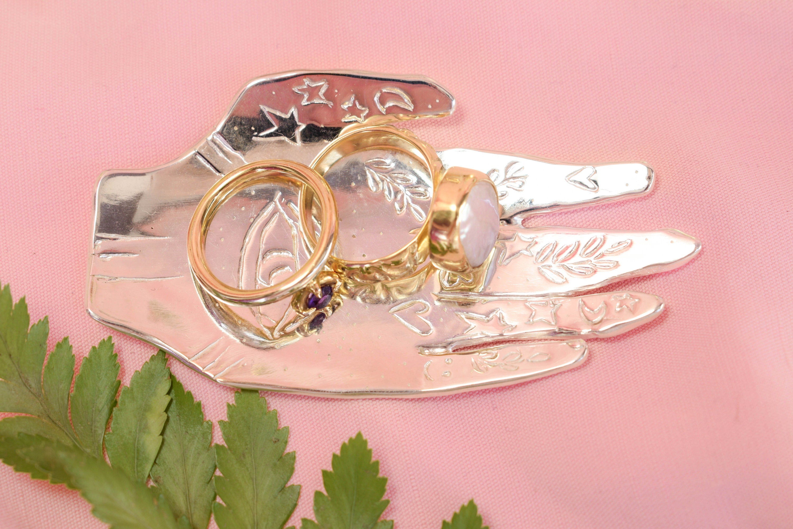Hand catchall dish